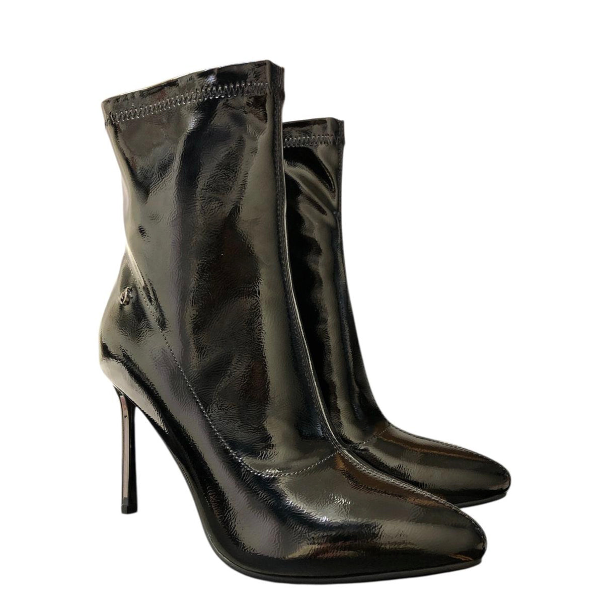 Botín negro de charol F1519